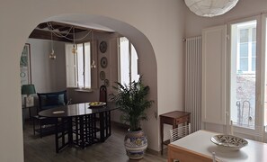 Dining - LunaNova, one minute from the Campo and Duomo, brand new and quiet. (Siena)