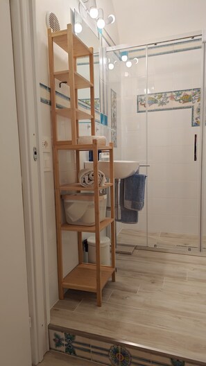 Shower, hair dryer, bidet, towels - LunaNova, one minute from the Campo and Duomo, brand new and quiet. (Siena)