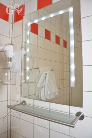 Bruser, hårtørrer, bidet, håndklæder