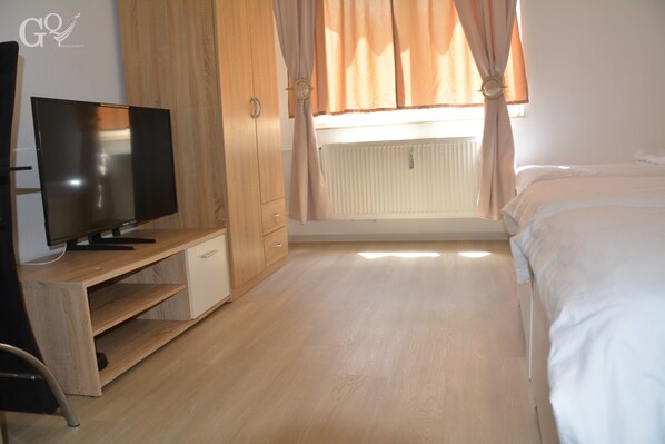 2 bedrooms, desk, iron/ironing board, WiFi