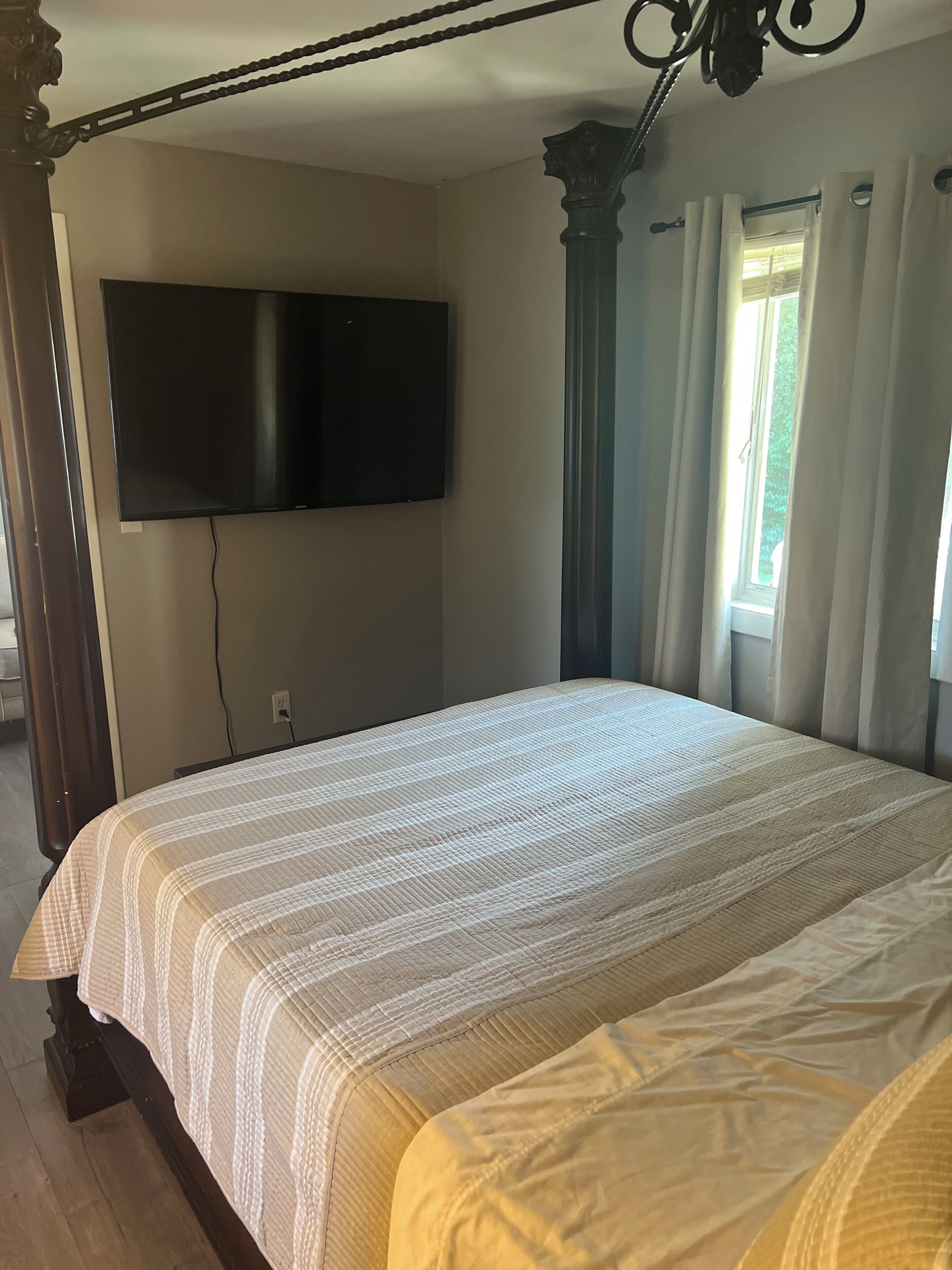 1 habitación, tabla de planchar con plancha y cuna de viaje 