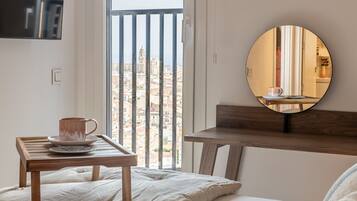 Een strijkplank/strijkijzer, gratis wifi, beddengoed