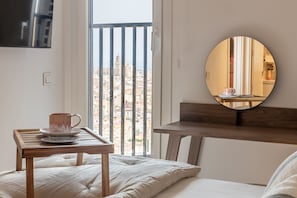 Tabla de planchar con plancha, wifi gratis y ropa de cama 