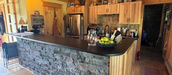 Adk style, sleeps 7, Lg property, WiFi/AC, colleges and Adk resort towns nearby