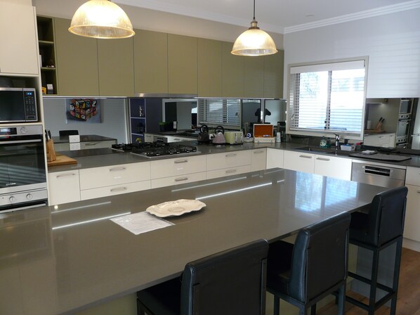 Kühlschrank, Mikrowelle, Ofen, Geschirrspüler