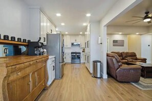 Fridge, microwave, oven, stovetop - Traveler's House (Edmond)