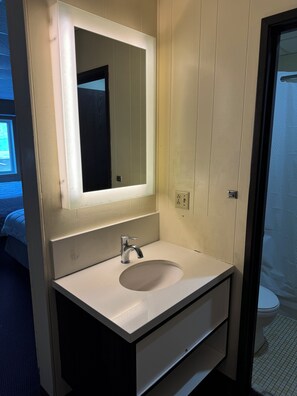 Double Room | Bathroom | Combined shower/tub, towels, toilet paper - Grand Inn (Moorhead)