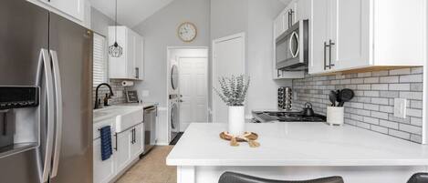 Køleskab, mikrobølgeovn, ovn, kogeplade