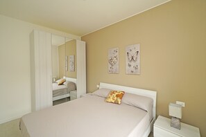 Tabla de planchar con plancha, wifi gratis, ropa de cama