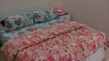 3 kamar tidur, setrika/meja setrika, Wi-Fi gratis, dan seprai linen