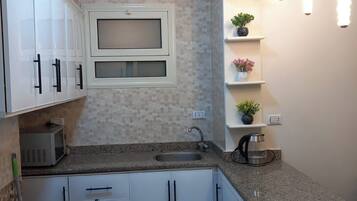 Lemari es, microwave, oven, dan kompor