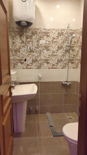 Appartement | Salle de bain | Douche, serviettes fournies