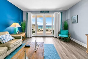 Íbúð - mörg rúm (Laketown Wharf 927) | Stofa | Sjónvarp
