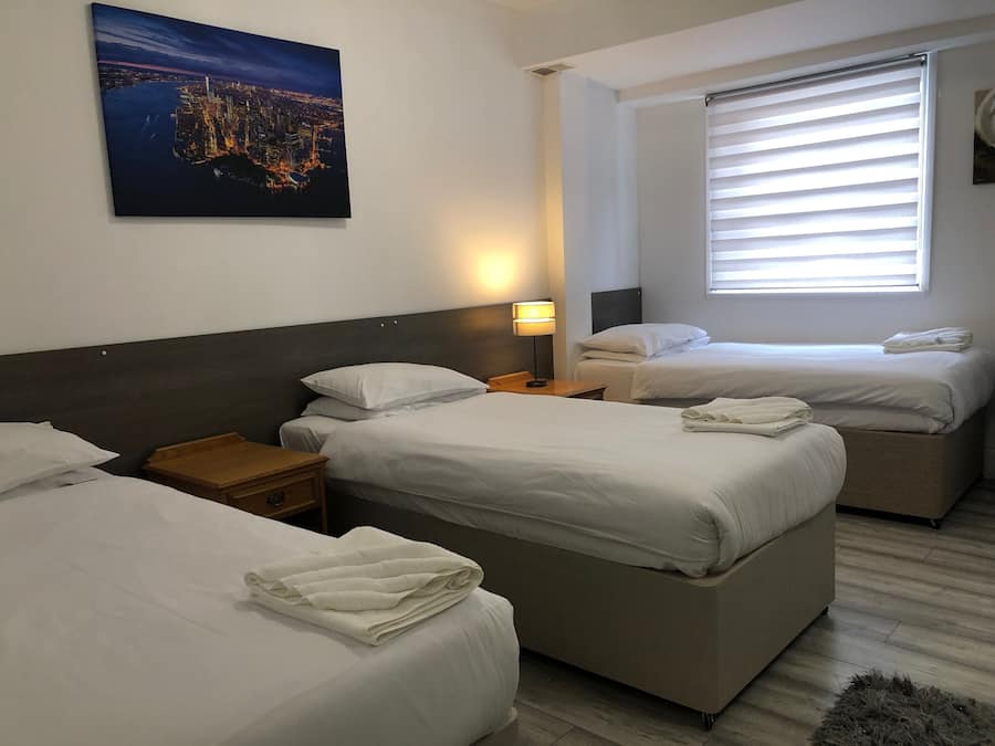 Kamar Triple | Meja kerja, Wi-Fi gratis, dan seprai linen