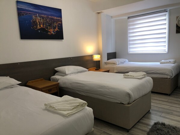 Triple Room | Desk, free WiFi, bed sheets - The Ullswater House (Bournemouth)