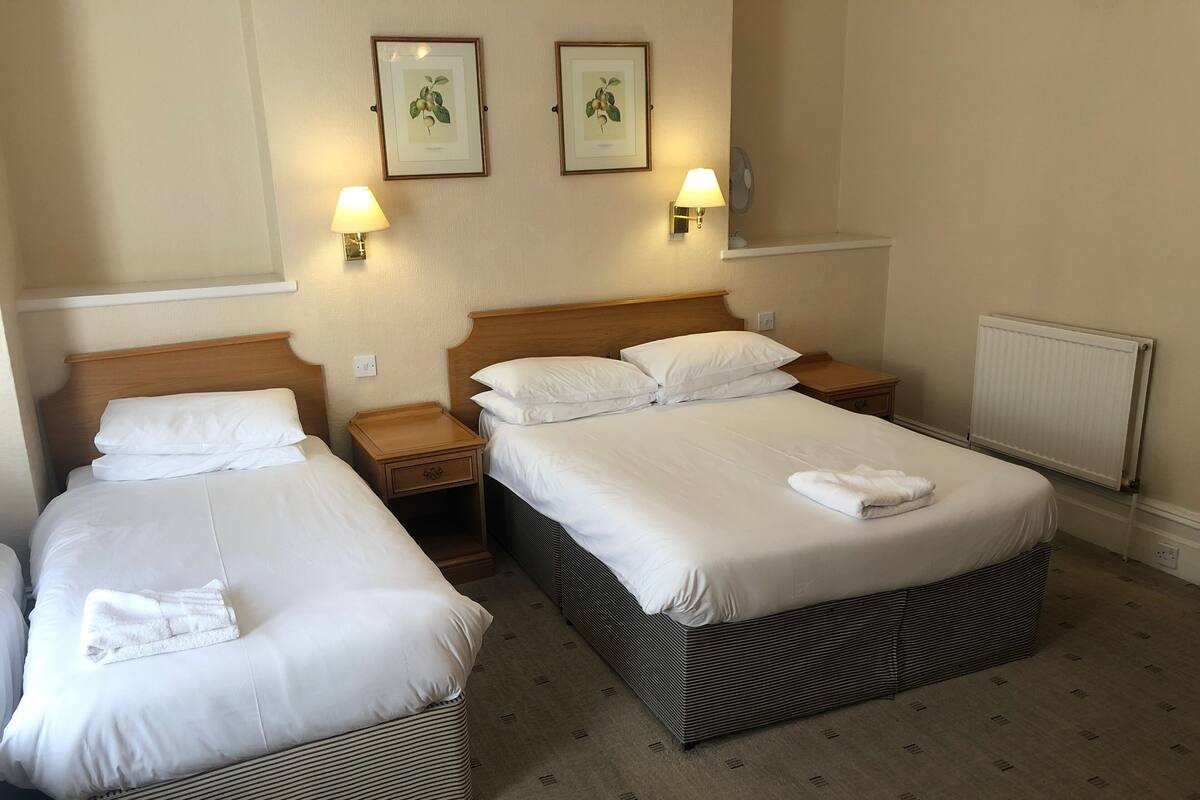 Triple Room | Desk, WiFi (free), bed sheets