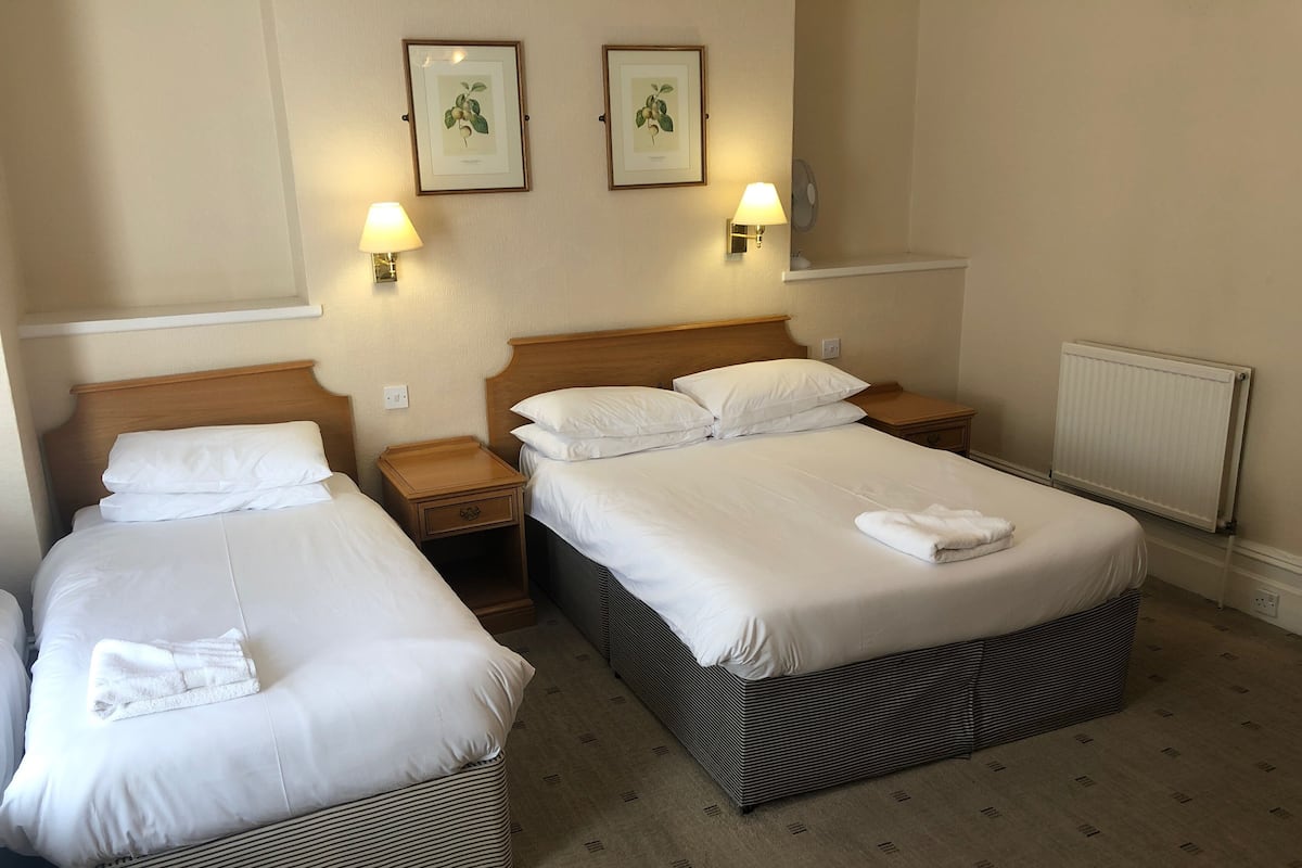 Driepersoonskamer | Een bureau, gratis wifi, beddengoed