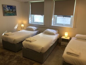 Desk, free WiFi, bed sheets - The Ullswater House  (Bournemouth)