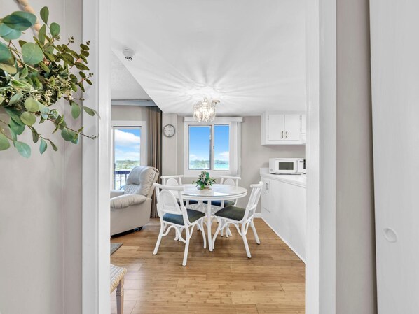 Condo, 1 giường cỡ queen (Pinnacle Port A-305) | Nội thất