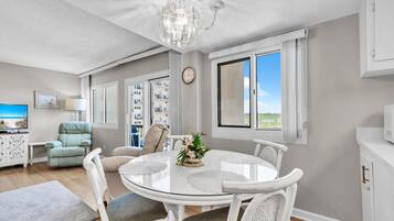 Apartment, 1 Queen-Bett (Pinnacle Port A-305) | Speisen