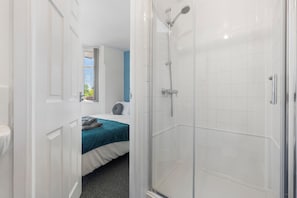 Douche, serviettes fournies, papier toilette