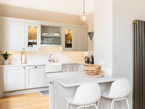 Kühlschrank, Mikrowelle, Ofen, Geschirrspüler