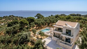 A modern villa with a pool, overlooking a coastal landscape. - Villa Cossoro Ena in Zakynthos (Zakynthos)