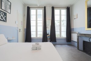 2 makuuhuonetta, tallelokero huoneessa, silitysrauta/-lauta