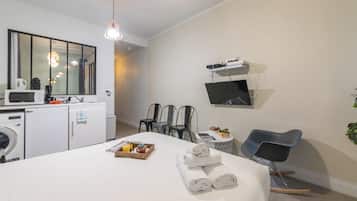 1 quarto, cofres nos quartos, ferros/tábuas de passar roupa