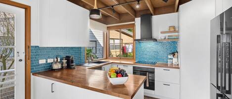 Fridge, oven, stovetop, dishwasher