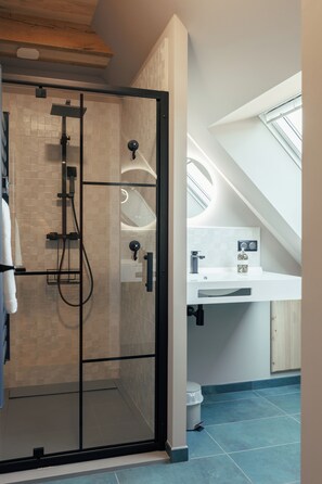 Shower, hair dryer, towels, soap - Villa de Rêve à la Campagne : le Domaine de La Combarsou (Sainte-Féréole)