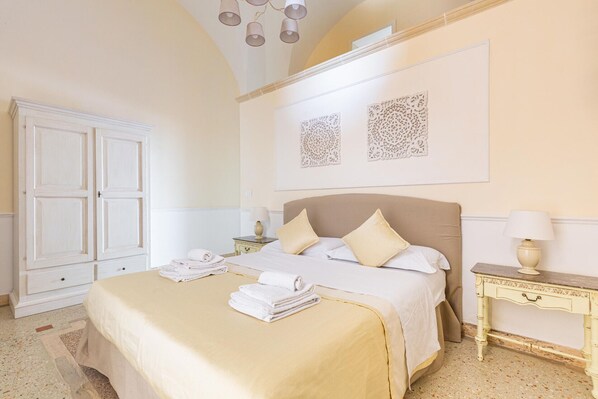 1 bedroom, in-room safe, iron/ironing board, free WiFi