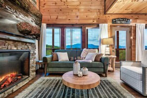 Smart TV, fireplace, video games, DVD player - New Lux Cabin With Views, Game Rm, Movie Theater! (Sevierville)