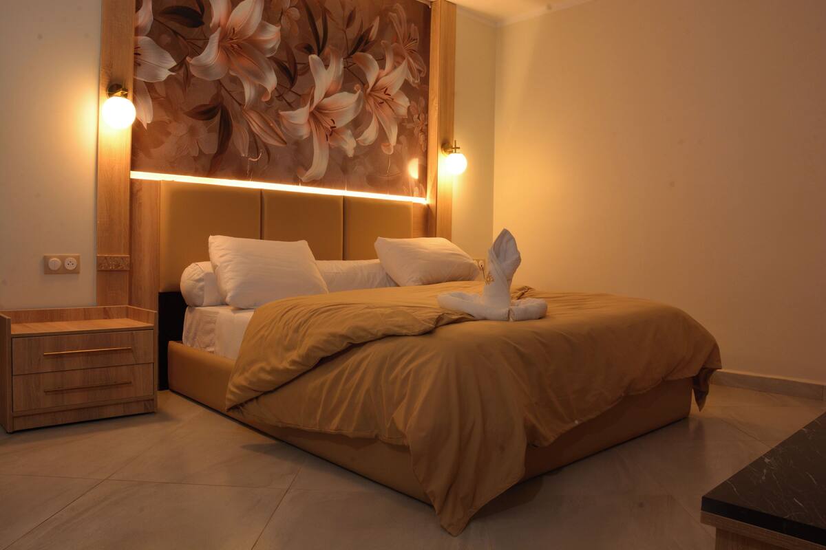 Blackout curtains, soundproofing, free WiFi