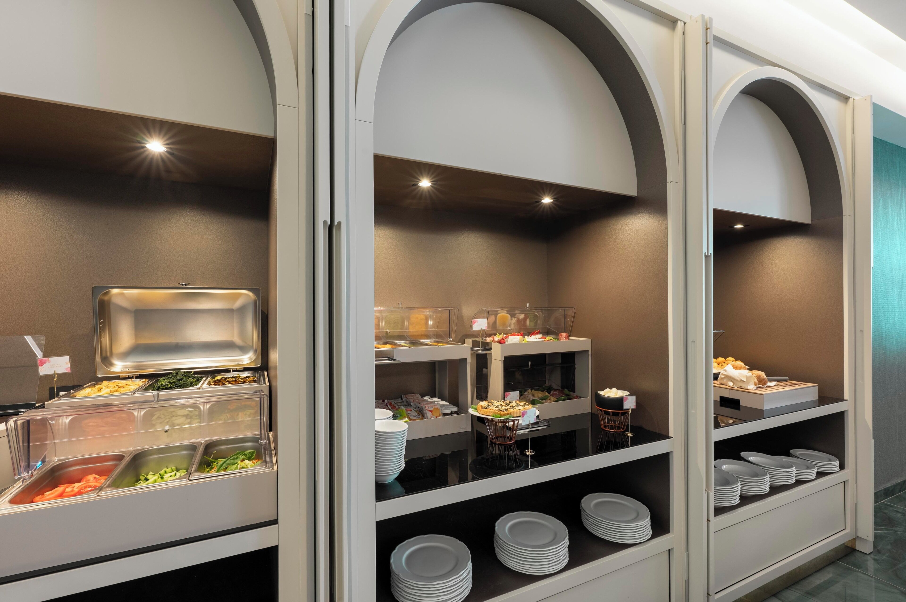 Daily continental breakfast (EUR 25 per person)