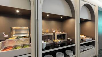 Café da manhã continental todos os dias (EUR 25 por pessoa)