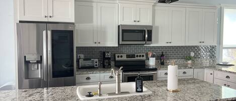 Een koelkast, een microgolfoven, een oven, een kookplaat