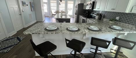 冷蔵庫、電子レンジ、オーブン、コンロ