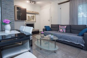 Living area - Fresh Spacious Studio Ampelokipoi Metro (Athens)