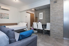 Living area - Fresh Spacious Studio Ampelokipoi Metro (Athens)