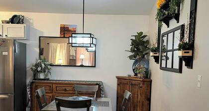 Charming 2-bedroom townhome in lovely Grand Junction with WiFi, AC