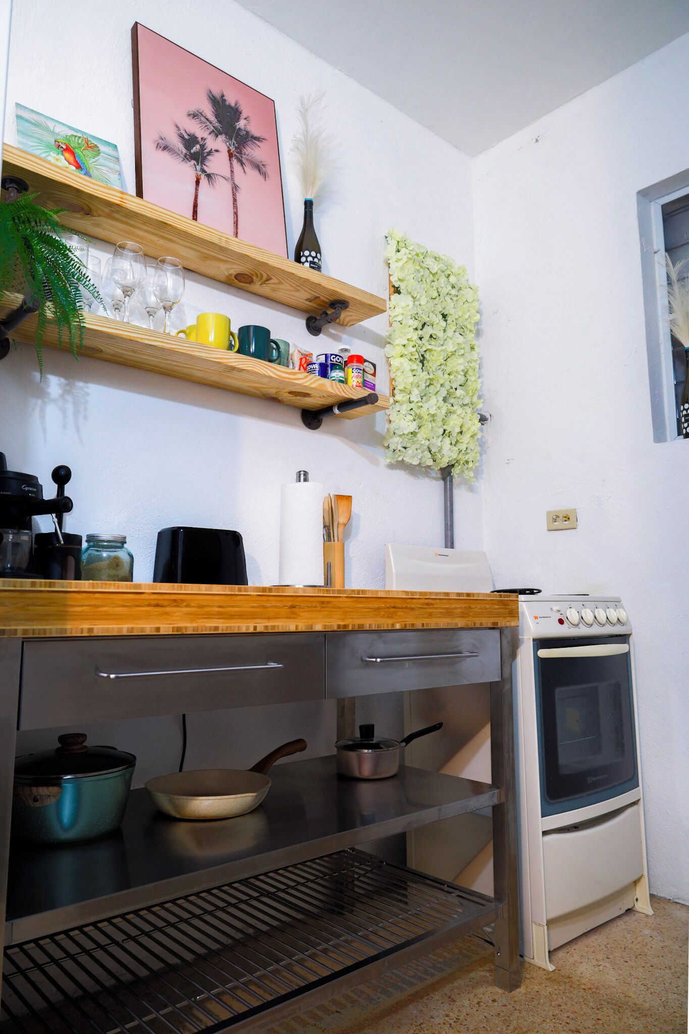 Kylskåp, mikrovågsugn, ugn och spishäll