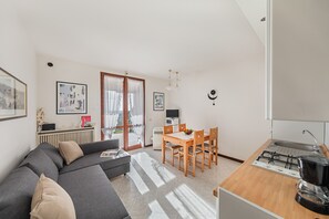 Apartment, Terrasse, Seeblick | Wohnbereich | 30-cm-Fernseher mit Digitalempfang
