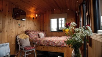 1 bedroom, bed sheets