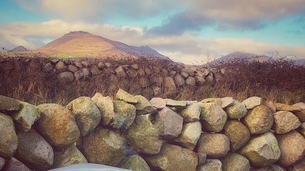 A hot tub with a view of a stone wall and mountains in the background. - Shephards Hut in the Mournes with Private Hot Tub- The Robins Nest at Willowtree (Annalong)