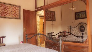 2 bedrooms, iron/ironing board, travel crib, WiFi - The oven home Restored Old House in the quiet Historic Center of Codrongianos. (Codrongianos)