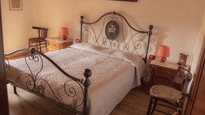 2 bedrooms, iron/ironing board, travel cot, WiFi - The oven home Restored Old House in the quiet Historic Center of Codrongianos. (Codrongianos)