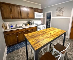Fridge, microwave, oven, stovetop - Cozy 1BR Near Downtown Chicago & Midway + Fast WiFi & Full Kitchen (Berwyn)