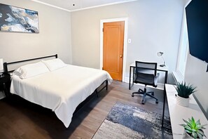 1 sovrum, skrivbord, strykjärn/strykbräda och wi-fi