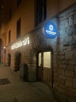 Un edificio de piedra con un letrero que dice 'BlueMed Spa' y 'The Private Escape by BlueMed Spa'.